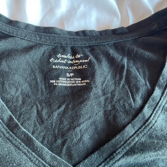 Banana Republic Timeless v neck tee - Picture 3 of 4